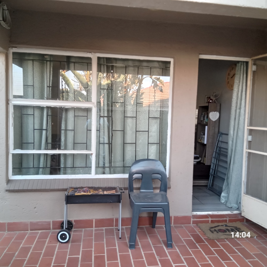 2 Bedroom Property for Sale in Geelhoutpark North West